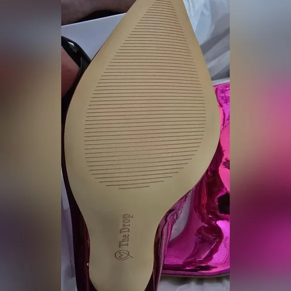 **NEW** Women's Metallic Hot Pink Heeled Ankle Bootie - Picture 5 of 5